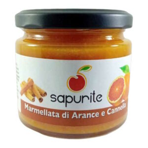 Un barattolo di marmellata di arance e cannella su uno sfondo bianco.