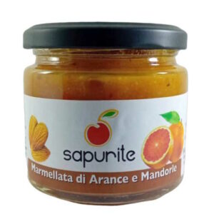 Un barattolo di marmellata di arance e mandorle su uno sfondo bianco.