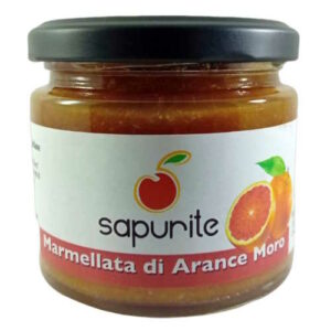 Un barattolo di marmellata di arance moro su uno sfondo bianco.