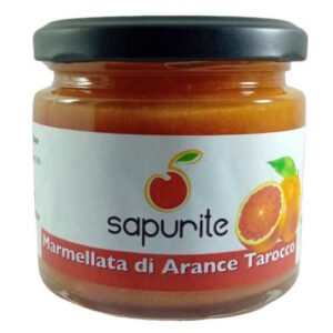 Un barattolo di marmellata di arance tarocco su uno sfondo bianco.